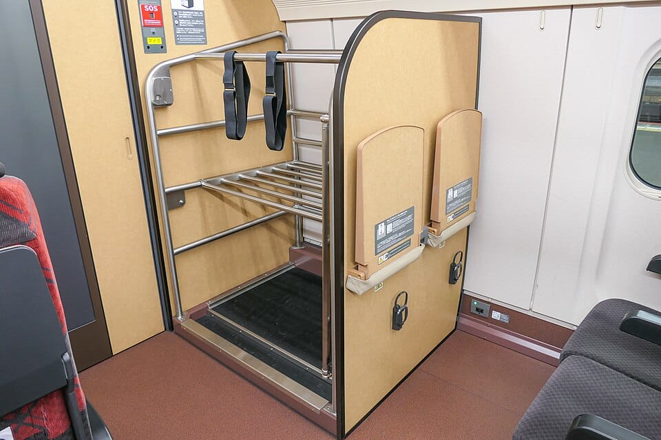 ชั้นวางกระเป๋าขนาดใหญ่ภายใน Shinkansen E7 Series